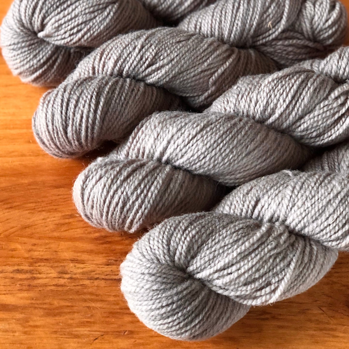 Fil peigné (4), 100 % laine, coloris « bois flotté » teint à la main