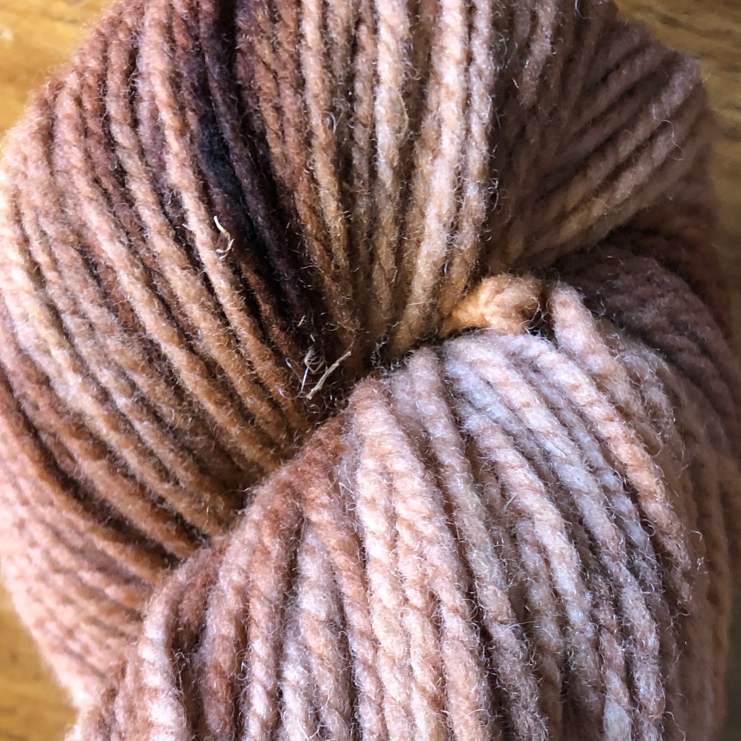 Fil peigné (4), 100 % laine, coloris « Pumpkin Spice » teint à la main