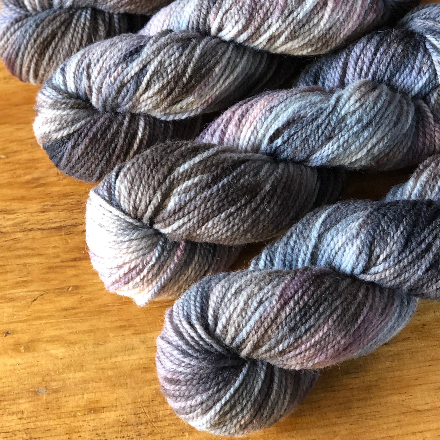 Fil peigné (4), 100 % laine, coloris « Fieldstone » teint à la main